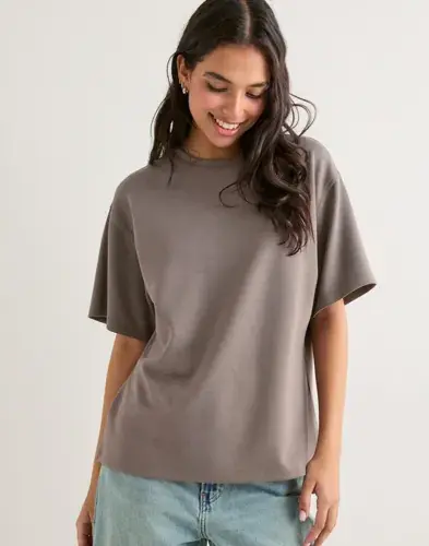 Nelly Nelly - Brun - Luxury Oversized Tee