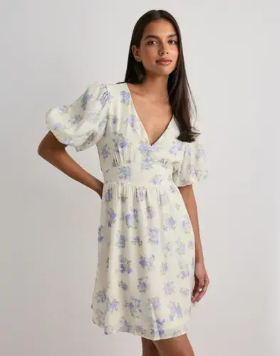 Vero Moda Vero Moda - Blomstrete - Vmbella 2/4 V-Neck Short Dress Wvn