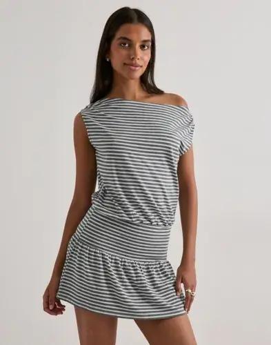 Nelly Nelly - Grå - Soft Shoulder Mini Dress