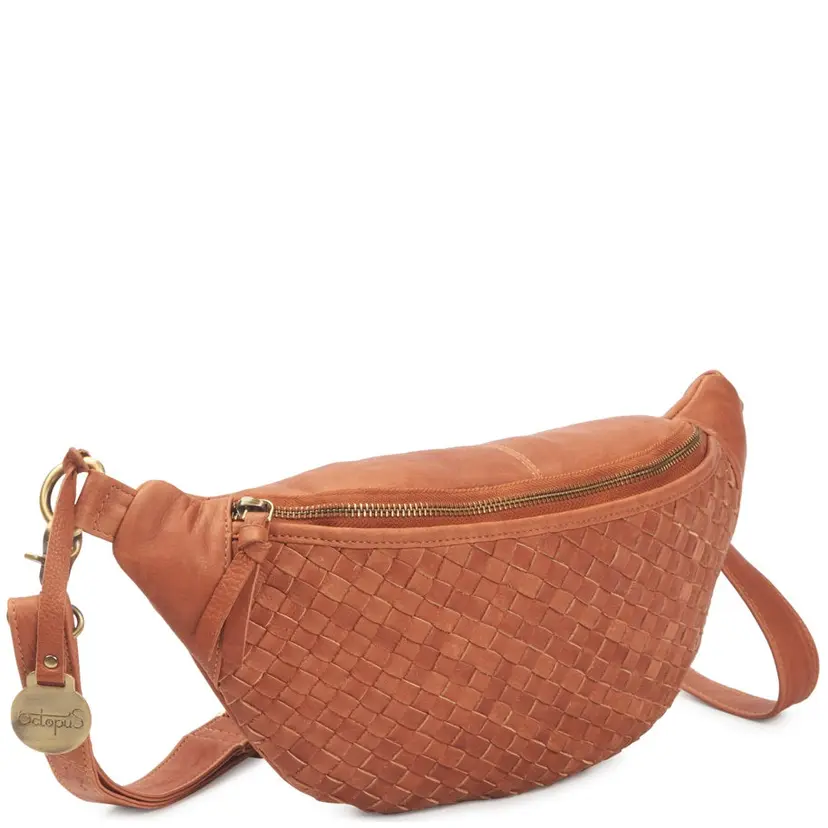 Octopus Denmark Style Mombai i cognac. Stor bumbag i flot kvalitetslæder m. håndflettet front