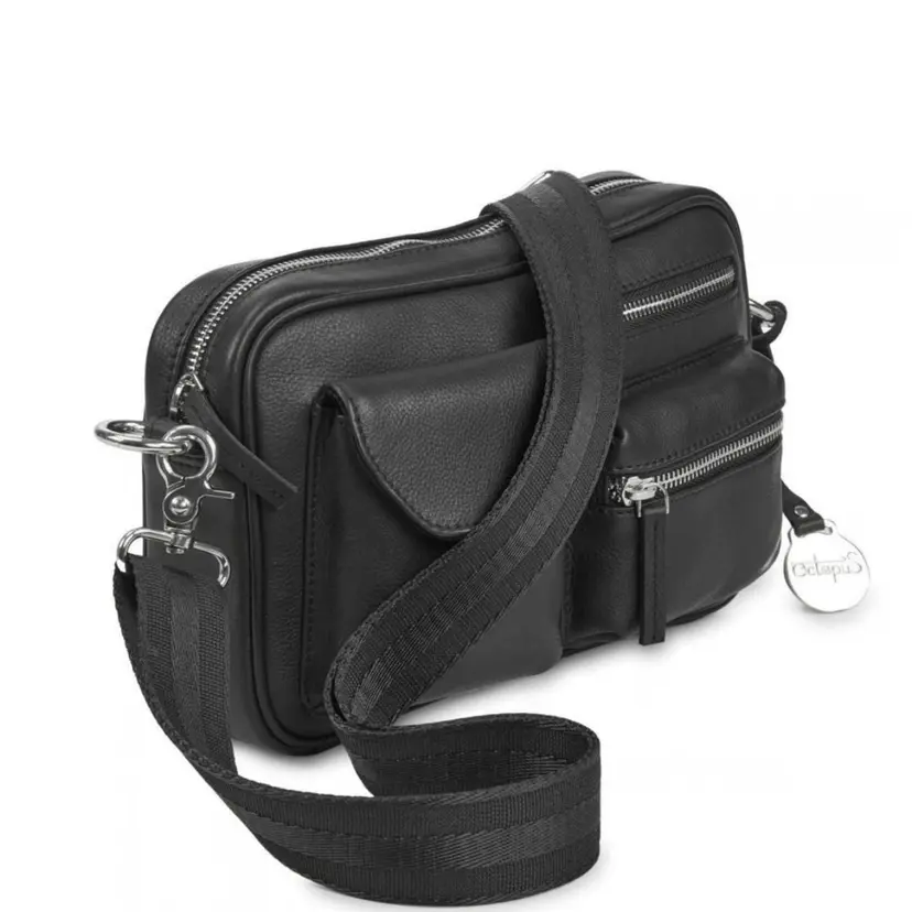 Octopus Denmark Style Olivia i sort med masser af rum og lommer. Suveræn unisex skulder,- og crossbodytaske i flot læder, Cool guitarrem i nylon