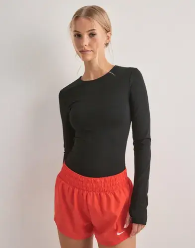 Nike Nike - Rød - W Nk One Df Mr 3in Br Short