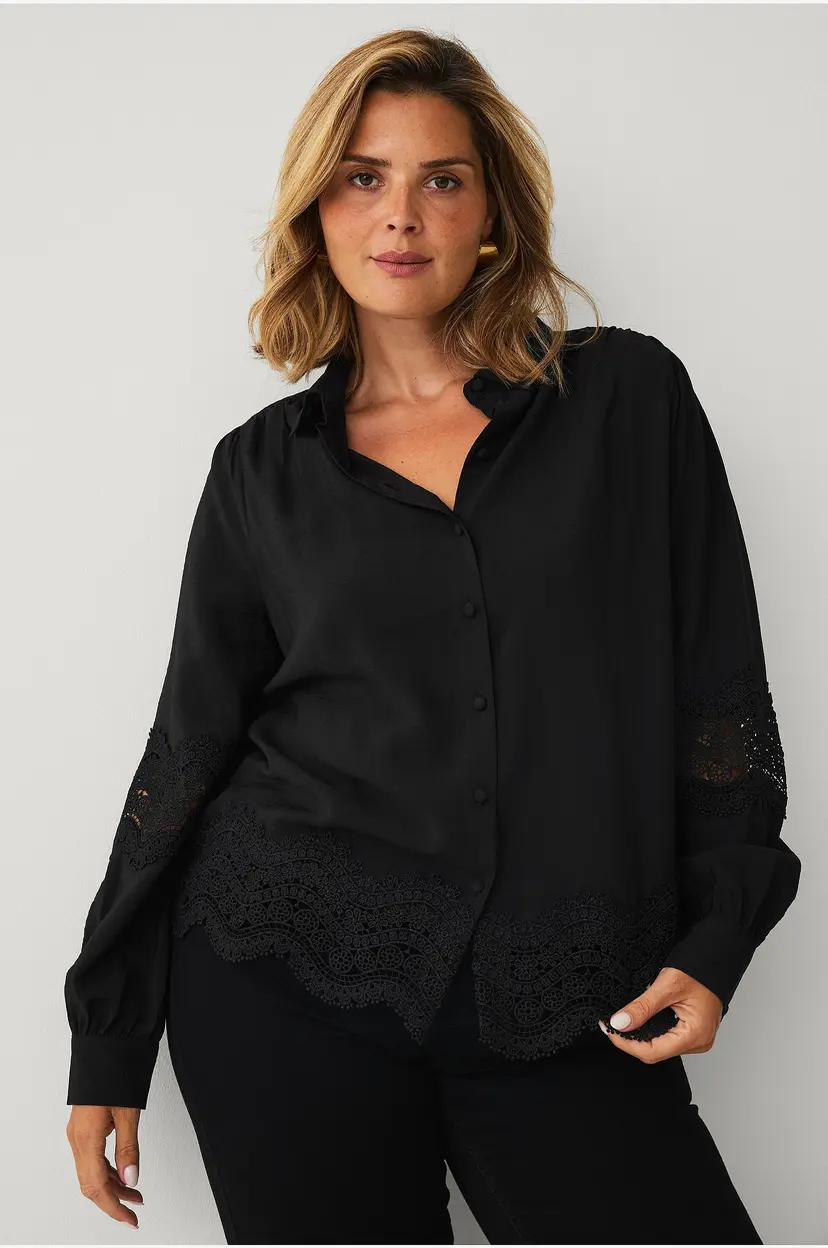Ellos Plus collection Skjorte med blondedetaljer - Svart