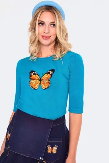 Lili Marleen Strikbluse: Miss Butterfly - strikket Top frostblå med orange/gul sommerfugl