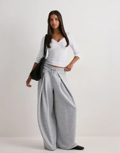 Nelly Nelly - Grå - Pleated Joggers