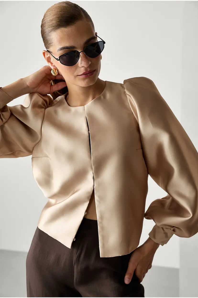 Joelle Blusejakke i sateng med lange ermer - Beige