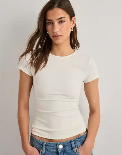 Nelly Nelly - Hvit - Sculpting Tee