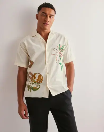 Jack & Jones Jack & Jones Jorluke Retiro Aop Shirt Ss SE25 Mønstrete skjorter Hvit