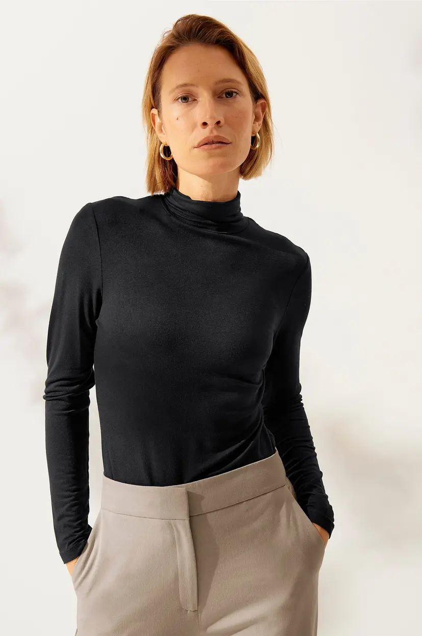 Ellos Collection Strikket topp i viskose med turtleneck - Svart