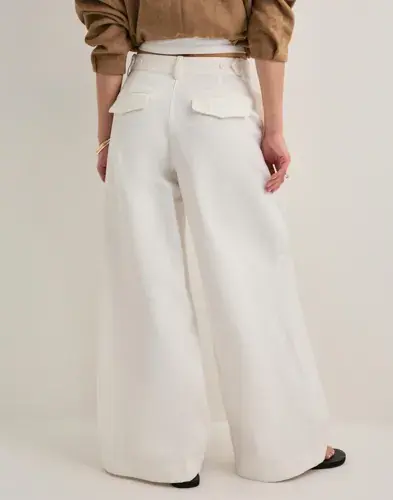 Nelly Nelly - Hvit - Relaxed Strap Pants