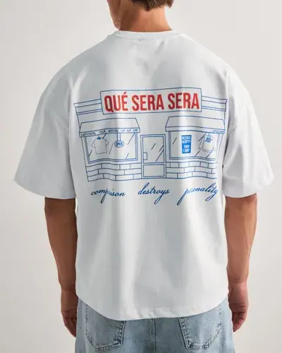 Que Sera Sera Que Sera Sera Boxy Store Tee T-skjorte med trykk Hvit
