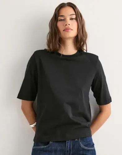 Nelly Nelly - Svart - Powerful Shoulder Tee