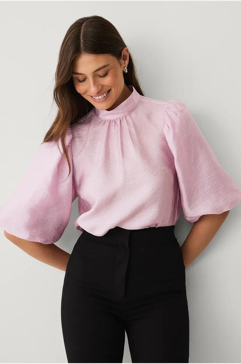 Ellos Collection Glanset bluse med høy hals og puffermermer - Rosa