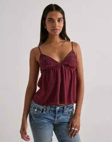 Nelly Nelly - Rød - Embroidered Strap Top