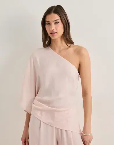 Nelly Nelly - Rosa - Asymmetric Short Sleeve Top
