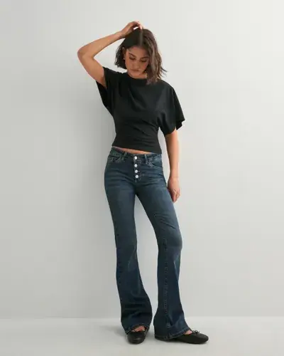 Nelly Nelly - Blå - Mid Waist Button Jeans