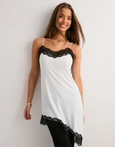 Nelly Nelly - Hvit - Lace Asymmetric Slip Dress