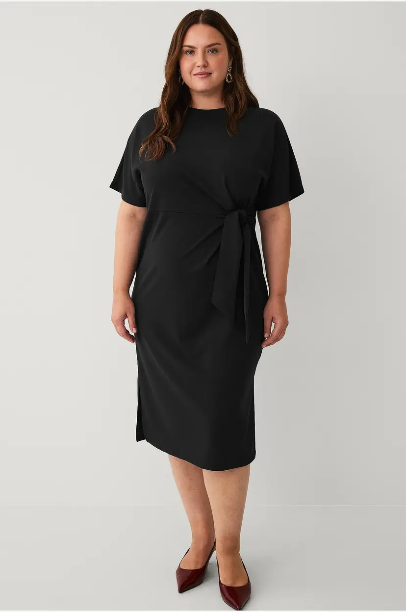 Ellos Plus collection Kjole med slipsdetalj - Svart