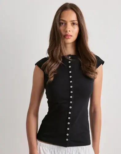 Nelly Nelly - Svart - Front Button Tee