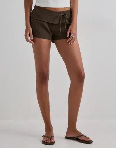 Nelly Nelly - Brun - Front Detail Shorts