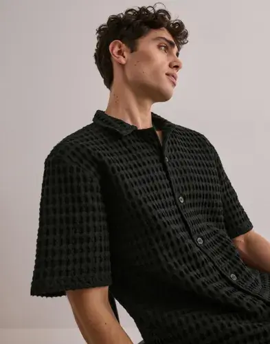 Que Sera Sera Que Sera Sera Will Waffle Shirt Kortermede skjorter Svart