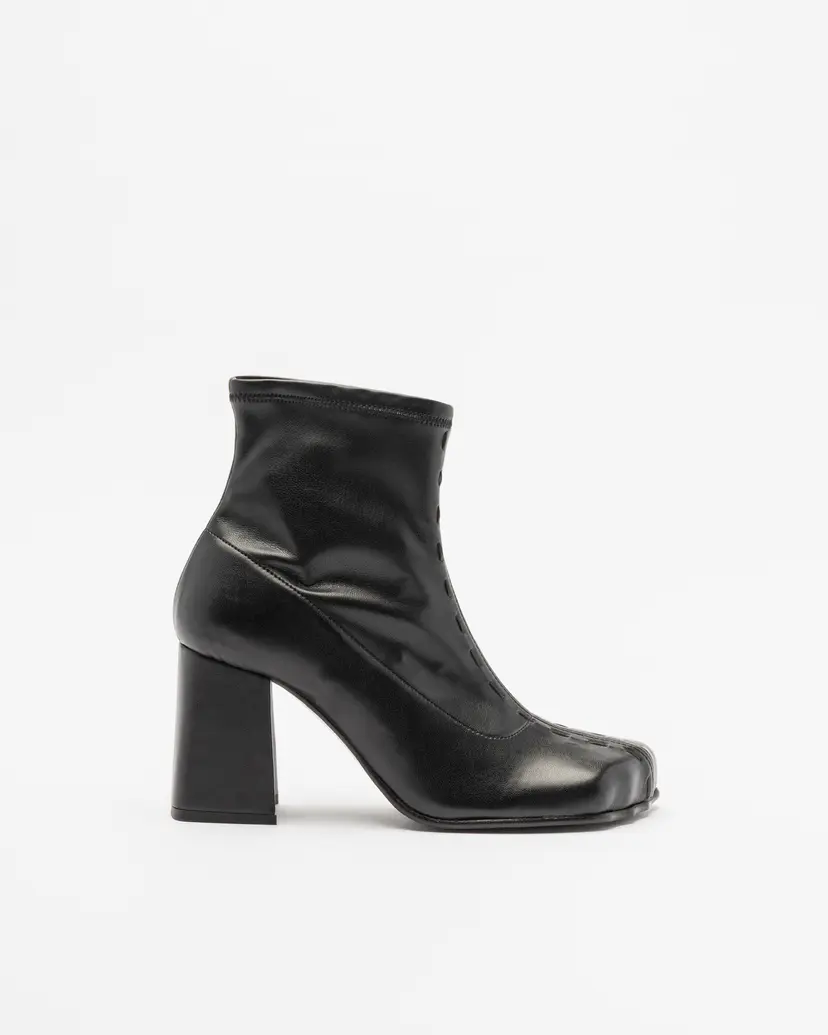 The Lab.yrinth The Lab.yrinth A83 Black Ankle Boots