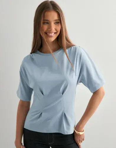 Nelly Nelly - Blå - Waist Focus Tee