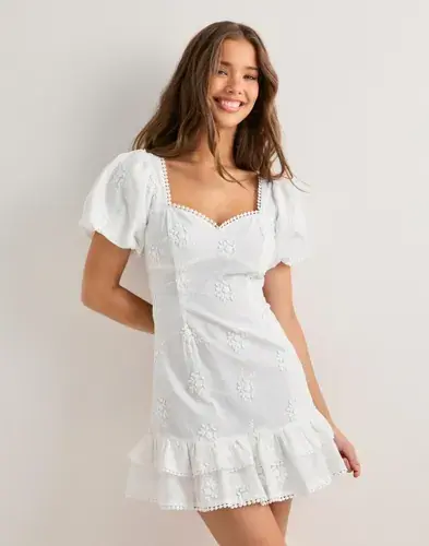 Nelly Nelly - Hvit - Cute Embroidered Dress