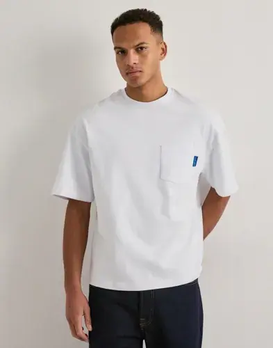 Que Sera Sera Que Sera Sera Boxy Pocket Tee Oversized t-shirts Hvit