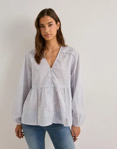 ONLY Only - Hvit - Onlnora L/S V-Neck Shirt Noos Wvn