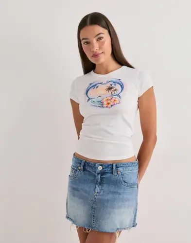 Nelly Nelly - Hvit - Essential Print Tee