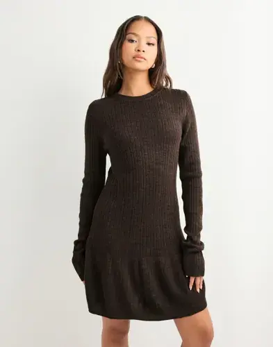 ONLY Only - Brun - Onltessie Ls Rib Flared Dress at Kn