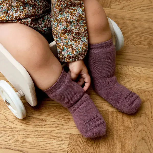 Go Baby Go Antiskli krabbesokker i bomull Misty Plum