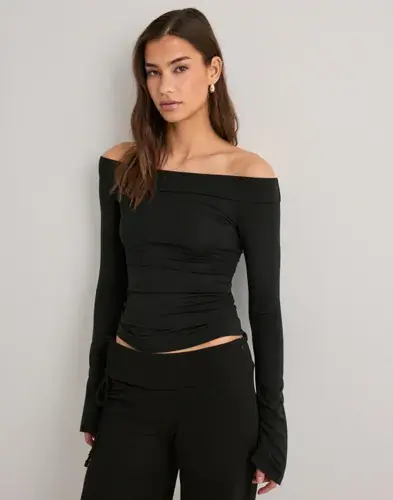 Nelly Nelly - Svart - Ultra Soft Off Shoulder Top