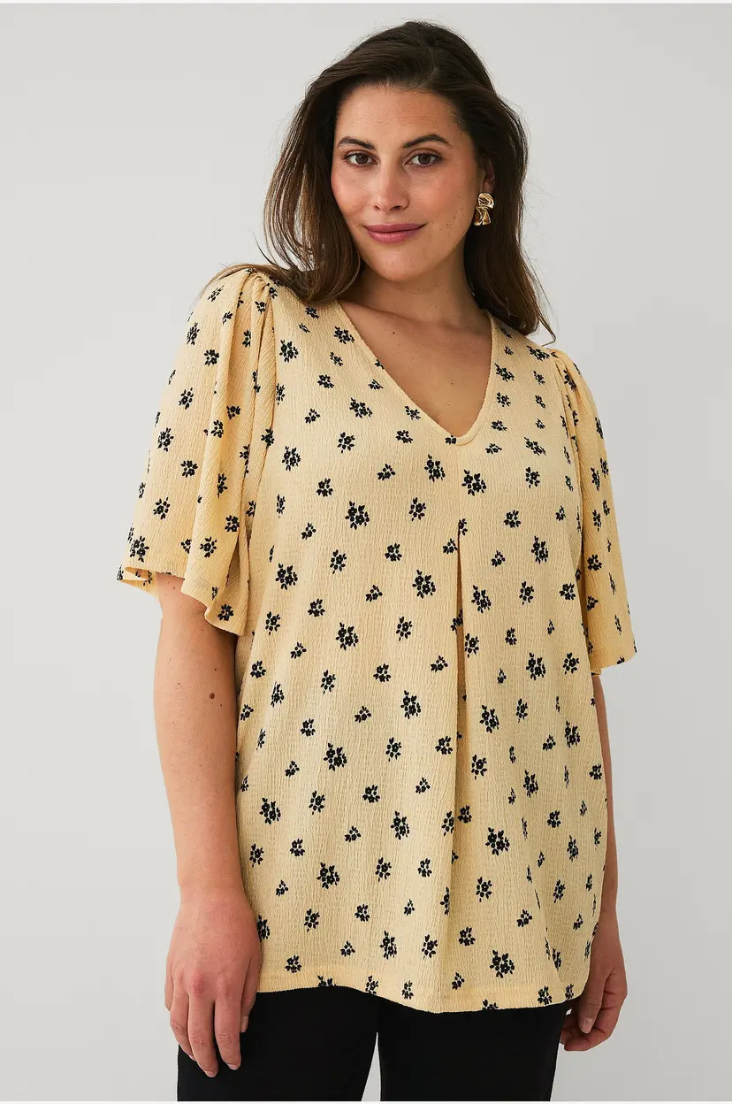 Ellos Plus collection Topp med draperte volangermer - Gul