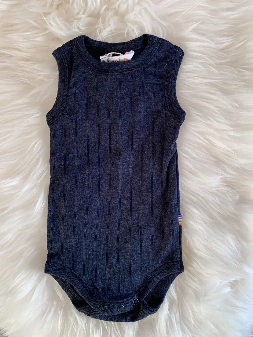 Joha Body uten ermer i ull/silke Navy