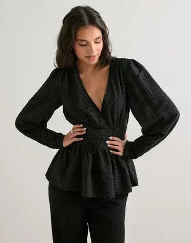Pieces Pieces - Svart - Pcmonika Ls Flounce Top Wvn D2D