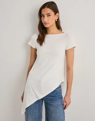Nelly Nelly - Hvit - Asymmetric Flowy Tee