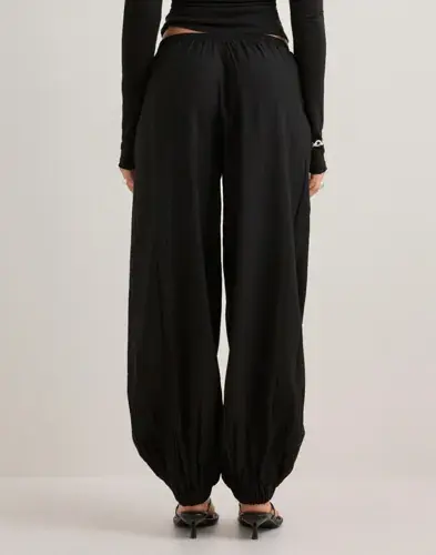 Nelly Nelly - Svart - Soft Puff Pants