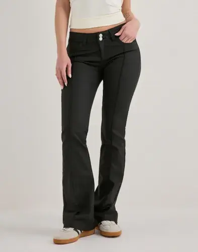 Nelly Nelly - Svart - Coated Low Waist Jeans