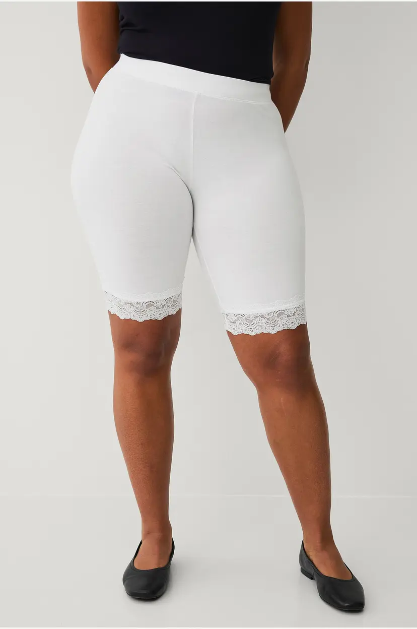 Ellos Plus collection Korte sykkelshortser med blondekant - Hvit