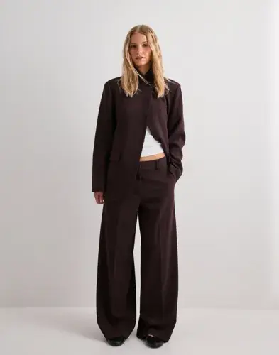 Nelly Nelly - Brun - Volume Back Pocket Suit Pants