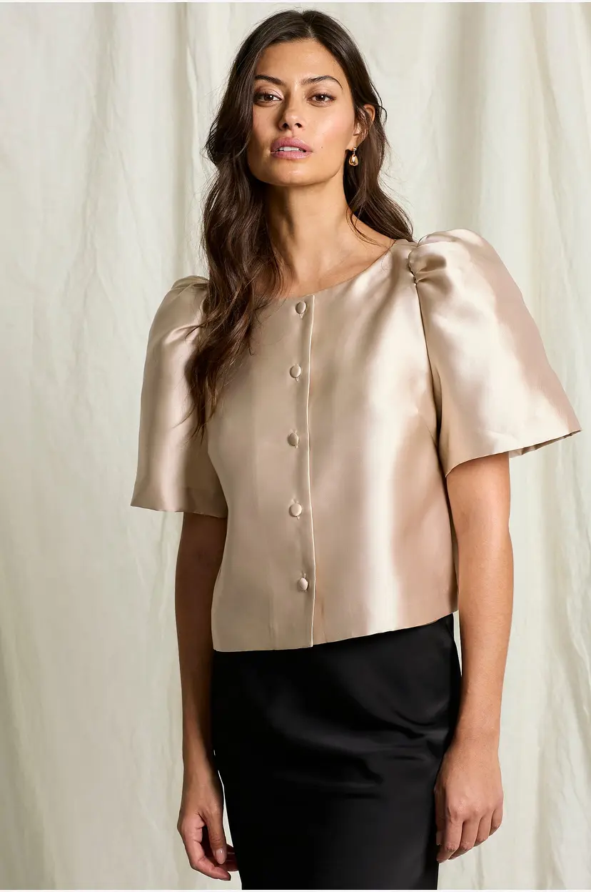 Joelle Blusejakke i sateng med påkledde knapper - Beige
