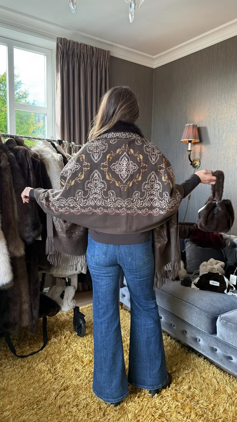 Noma Jackie Ullskjerf m/Fuskepels Sjokoladebrun m/Gulltråd