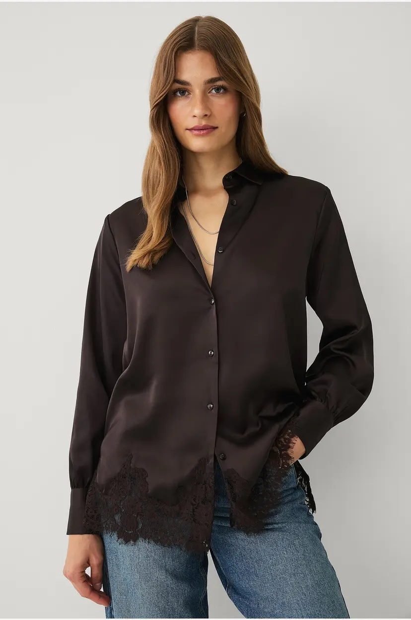 Ellos Collection Satengbluse med blondekant - Brun
