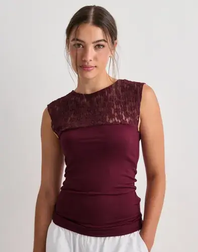 Nelly Nelly - Rød - Lace Blocking Sleeveless Top