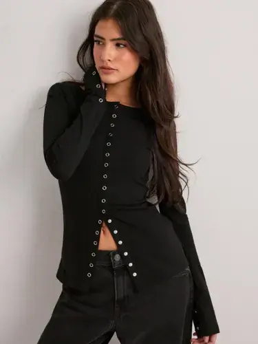 Nelly Nelly - Svart - Front Button LS Top