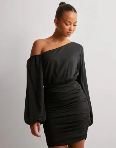 Nelly Nelly - Svart - Asymmetric Ruched Dress
