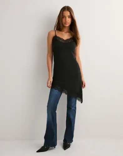 Nelly Nelly - Svart - Lace Asymmetric Slip Dress