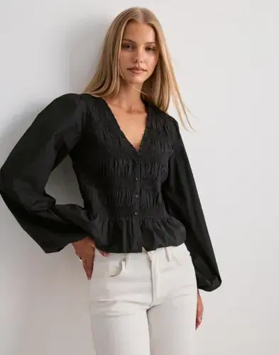 Nelly Nelly - Svart - Flirty V-neck Blouse